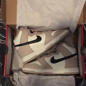 W nike dunk high (fossil stone) Size W8, M6.5